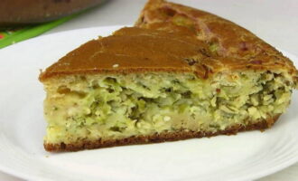 Ompliu el farcit amb la meitat restant de la massa. Encendre el forn i preescalfar a 180 graus. Posar la cassola amb el pastís al forn i augmentar el grau a 200. Enfornar durant 35-40 minuts. Comprovem la preparació del pastís amb un escuradents: ha d'estar sec.