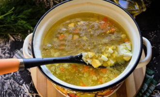 Afegiu els ous a les verdures, remeneu-los fins que quedin uniformement distribuïts a la sopa i feu bullir la sopa de col.