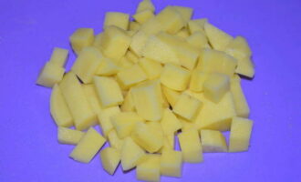 Schil de aardappelen, was ze en snijd ze in middelgrote blokjes.