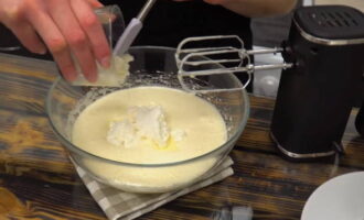 Afegiu mantega a temperatura ambient, formatge suau i crema agra als ous batuts. Torneu a batre amb una batedora fins que els ingredients es combinen.