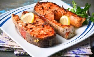 Servera den färdiga fisken med citronskivor och örter. Smaklig måltid!