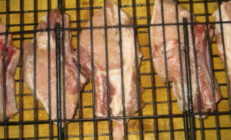 Presam coastele in gratar si in acelasi timp ne asiguram ca sunt goluri intre bucatile de carne.