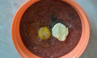 Bateu un ou a la carn picada resultant. Sal i pebre al gust. Perquè les costelles estiguin tendres, afegiu també crema agra. Barregeu bé tots els ingredients.