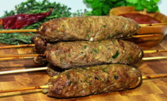 Passats 5 minuts, s'ha de reduir la calor. Coure les costelles durant 10 minuts més, fregint-les també per tots els costats. El plat s'ha de cobrir amb una tovallola de paper. Col·loqueu-hi el kebab de lula preparat. Aquest plat no necessita cap guarnició. Podeu complementar-lo amb salsa de tomàquet o qualsevol altra salsa apta per a carn. També es recomana servir lavash o verdures en vinagre amb lula kebab. Abans de col·locar el plat a la taula, empolvoreu les costelles amb ceba verde picada. Lula kebab està llest. Afanya't a seure a taula i prova aquest sucós plat. Bona gana! 