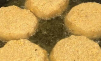 Zet de pan op het vuur en laat hem opwarmen. Voeg er plantaardige olie aan toe en verdeel het over het hele oppervlak van de pan. Plaats de schnitzels op enige afstand van elkaar, zodat ze gelijkmatig kunnen braden. Kook ze op hoog vuur goudbruin. De binnenkant van de schnitzels blijft rauw, maar dankzij de resulterende korst kunnen ze niet uit elkaar vallen. Verwarm je oven voor op 200°. Vet een bakplaat in met boter of leg er bakpapier op. Leg de schnitzels op enige afstand van elkaar. Ze bakken nog eens 15 minuten. 