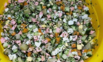Acum puneți toate ingredientele într-un recipient adânc și amestecați totul cu grijă.