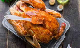 เคลือบไก่ด้วยส่วนผสมซีอิ๊วที่เตรียมไว้ ใช้แปรงซิลิโคนสำหรับสิ่งนี้ หมักไว้ประมาณ 1 ชั่วโมง
