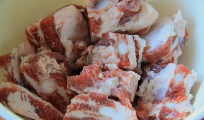 Mga tadyang ng baboy na may patatas sa oven