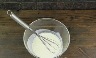 ในขณะที่ไส้กำลังเย็นตัว มาเตรียมแป้งกันดีกว่า ผัดยีสต์และเกลือใน kefir ทิ้งการเตรียมการไว้ 5 นาที