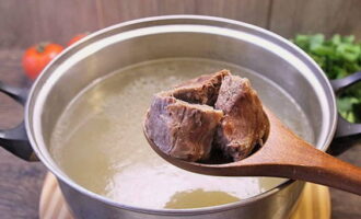 Cắt thịt luộc thành miếng nhỏ.
