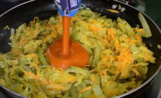 Nadat de aangegeven tijd is verstreken, roert u de inhoud van de pan en voegt u tomatenpuree toe. Als de pasta dik is, voeg dan een beetje water toe, roer alles, breng aan de kook en laat nog eens 15 minuten sudderen. Nadat de aangegeven tijd is verstreken, roert u de inhoud van de pan en voegt u tomatenpuree toe. Als de pasta dik is, voeg dan een beetje water toe, roer alles, breng aan de kook en laat nog eens 15 minuten sudderen.