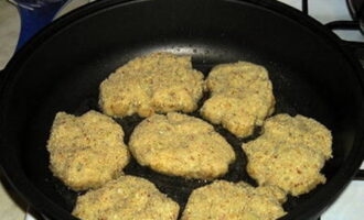 Bak de schnitzels in een voorverwarmde koekenpan met plantaardige olie goudbruin en zorg ervoor dat de schnitzels niet verbranden. Wanneer de schnitzels aan beide kanten bruin zijn, zet u het vuur laag, dek de pan af met een deksel en laat ze 10 minuten sudderen. Dit maakt onze schnitzels malser.