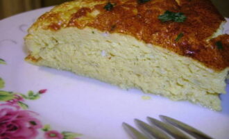 Quan el multicooker t'avisi que s'ha acabat el procés de cocció, retira la truita, divideix-la en porcions i, si ho desitja, adorna amb crema agra o herbes fines picades.