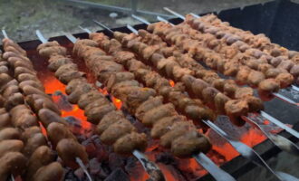 Col·loqueu broquetes amb cors a la graella preparada per a la brasa. Els cors es couen ràpidament al foc, de manera que cal girar-los més sovint. En 10-15 minuts el kebab està llest! Bona gana!