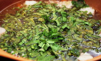 Kapag ang mga patatas ay halos ganap na naluto, idagdag ang mga herbs sa sopas, pukawin, at dagdagan ang init sa medium.
