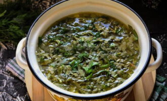 Mentre el brou bull, esbandiu l'aceda, els espinacs i l'anet, trieu les fulles malmeses perquè no facin malbé el gust del plat i piqueu-los. Quan la sopa bulli, afegiu-hi les herbes, remeneu-ho, deixeu-ho al foc un parell de minuts més i després apagueu el foc. 