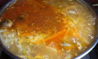 Afegiu el rostit a la sopa de col gairebé acabada, remeneu i deixeu-ho coure a foc mitjà. En aquesta fase, cal afegir sal a la sopa. 