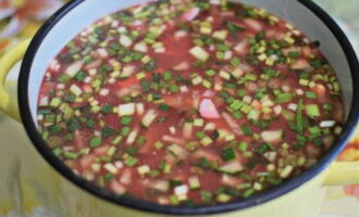 Aboqui aigua bullida refrigerada sobre el menjar. També podeu utilitzar un embotellat. Salpebreu el plat.