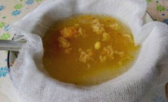 Colar la beguda fermentada per un colador fi.