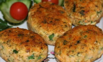 Als de schnitzels volledig gaar zijn, doe ze dan op een bord. Het gerecht moet warm geserveerd worden. Als bijgerecht kunt u aardappel- of groentesalade bereiden. Indien gewenst kunnen de schnitzels worden versierd met verse kruiden of sesamzaadjes. Dit gerecht kan een heel licht en bevredigend diner zijn. Eet smakelijk!  