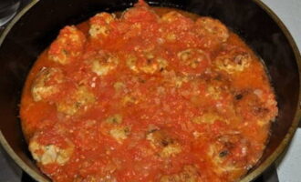 Aboqui la salsa de pasta de tomàquet preparada sobre el producte carn. Cuini a foc lent uns 10 minuts.