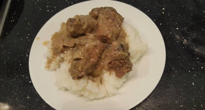 Fetge de vedella en crema agra amb ceba en una paella