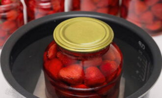 Bedek de pot met een deksel en kook de aardbeiencompote nog eens 15 minuten voor de winter. Verminder het vuur. 