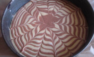 Porniți cuptorul pentru a se preîncălzi la 200 de grade și coaceți prăjitura timp de 40-45 de minute.