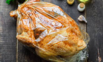 ต่อไปเราห่อไก่ด้วยเครื่องเทศในซองอบ ปรุงผลิตภัณฑ์เป็นเวลา 2 ชั่วโมงที่อุณหภูมิ 180 องศา