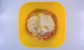 Cum să gătești cotlet de pui în cuptor? Puneti puiul tocat intr-un bol, adaugati grisul si spargeti oul.