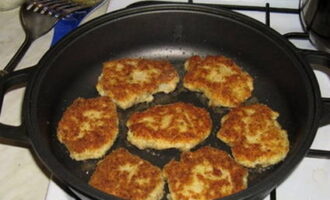 Haal de afgewerkte schnitzels uit de pan en serveer. Vooral warm zijn ze heerlijk.