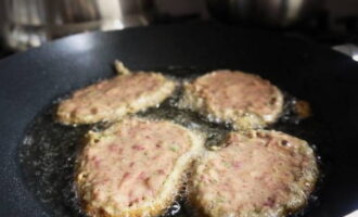 Escalfeu una paella amb oli vegetal, distribuïnt petites porcions de la massa acabada.