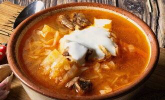 Deixeu fer la sopa acabada durant una hora, serviu-la i convideu els éssers estimats a taula.