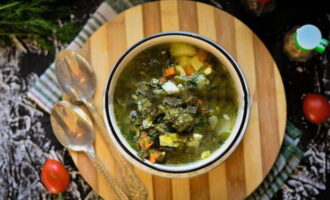 Tapeu la paella amb una tapa i deixeu-ho durant 10-15 minuts. Quan la sopa de col d'azosa estigui mulgada, aboqueu-la en plats i serviu-la. Aquesta sopa va bé amb crema agra freda o maionesa.