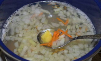 Voeg gehakte uien, wortels en aardappelen toe aan de bouillon. Het is niet nodig om groenten te bakken.