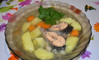 Aboqueu la sopa de peix de truita calenta als plats i serviu. Bona gana!