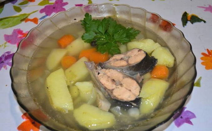 Sopa de peix al foc en un calder