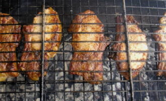 Apoi întoarceți grătarul și prăjiți carnea încă 5 minute pe cealaltă parte.