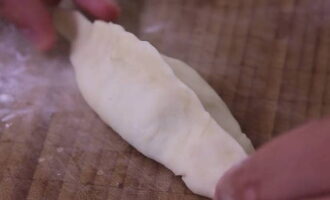 Plăcinta i se poate da orice formă. Este foarte convenabil să-l faci sub formă de găluște. În acest caz, umplutura cu siguranță nu va cădea din plăcintă. 