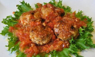 Les mandonguilles sucoses amb salsa aromàtica estan preparades. Serviu-los a taula amb un guarniment!