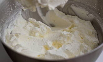 Kräm linje. Vispa grädden med strösocker. Tillsätt den torra ingrediensen i omgångar för att göra krämen så söt som du vill. Separera två tredjedelar av den vispade grädden och tillsätt kakao till den. Vispa lätt för att kombinera.