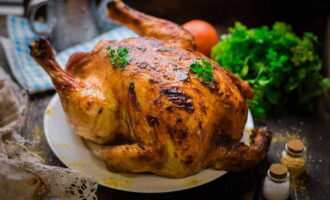 ไก่สีดอกกุหลาบพร้อมเนื้อฉ่ำพร้อมแล้ว วางลงบนจานแล้วเสิร์ฟ ตกแต่งด้วยสมุนไพรหอมสด