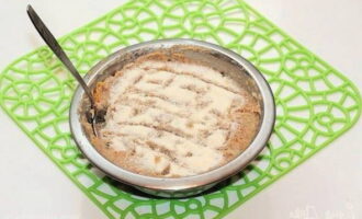 Tillsätt sist mannagryn i färsen, blanda igen och låt stå i 15 minuter så att semlan sväller och köttfärsen blir tätare. Tillsätt sist mannagryn i färsen, blanda igen och låt stå i 15 minuter så att semlan sväller och köttfärsen blir tätare.