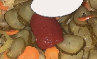 Strö över maten med salt efter smak, rör om och låt puttra igen i 5-7 minuter.