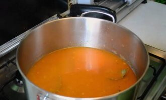 Voeg het frituren, komkommer-augurk, zout en peper toe. Laat het 15 minuten op middelhoog vuur koken. Snijd ondertussen de citroen in plakjes en hak de peterselie fijn. Voeg het frituren, komkommer-augurk, zout en peper toe. Laat het 15 minuten op middelhoog vuur koken. Snijd ondertussen de citroen in plakjes en hak de peterselie fijn.