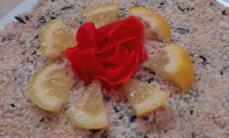 Bạn có thể trang trí bánh bằng những miếng cá hoặc tấm nori, hoặc ví dụ như lát chanh và gừng ngâm. Chiếc bánh này sẽ làm bạn ngạc nhiên bởi hương vị dễ chịu và tinh tế của nó. Sự dễ dàng chuẩn bị làm cho công thức này rất phổ biến. Đã đến lúc dọn bàn, cắt bánh và thử những gì bạn có. Chúc ngon miệng! 