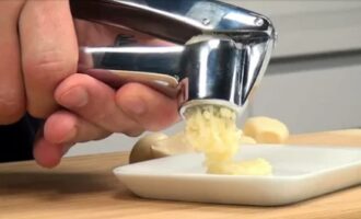 Peleu 3 grans d'all i espremeu-los amb una premsa. Piqueu finament el coriandre i les cebes verdes. Poseu tots els ingredients a la paella i apagueu el foc. Kharcho infusionarà durant 10 minuts més. 
