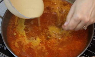 Barregeu-ho tot bé i aboqueu el brou restant a la barreja de verdures i deixeu-ho bullir. A continuació, a poc a poc, sense parar de remenar, aboqueu la barreja de farina i brou. Cuini la salsa a foc lent durant 15 minuts, remenant de tant en tant, fins que espesseixi una mica. 