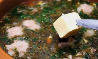 Magdagdag ng isang piraso ng mantikilya sa mainit na sopas at takpan ang kawali na may takip. Ang borscht ay dapat umupo nang hindi bababa sa 10-15 minuto.