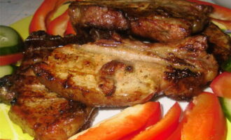 Întoarceți-l din nou și așteptați cinci minute și așa mai departe. Astfel aducem carnea la gata. Serviți kebab-ul cu legume proaspete. 